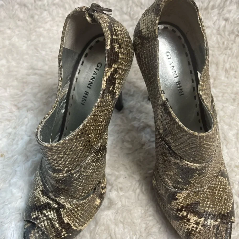Gianni Bini leather snake skin print brown & beige booties peep toe heels SZ10M